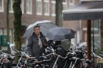 Amsterdam 28 januari 2021
Tom Egbers wandelend in de regen door Amsterdam zuid . Op de beethovenstraat staat hij te kletsen met een kennis