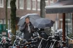 Amsterdam 28 januari 2021
Tom Egbers wandelend in de regen door Amsterdam zuid . Op de beethovenstraat staat hij te kletsen met een kennis