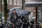 Amsterdam 28 januari 2021
Tom Egbers wandelend in de regen door Amsterdam zuid . Op de beethovenstraat staat hij te kletsen met een kennis