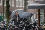 Amsterdam 28 januari 2021
Tom Egbers wandelend in de regen door Amsterdam zuid . Op de beethovenstraat staat hij te kletsen met een kennis