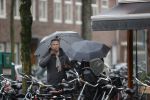 Amsterdam 28 januari 2021
Tom Egbers wandelend in de regen door Amsterdam zuid . Op de beethovenstraat staat hij te kletsen met een kennis