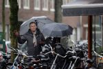 Amsterdam 28 januari 2021
Tom Egbers wandelend in de regen door Amsterdam zuid . Op de beethovenstraat staat hij te kletsen met een kennis