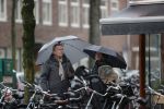 Amsterdam 28 januari 2021
Tom Egbers wandelend in de regen door Amsterdam zuid . Op de beethovenstraat staat hij te kletsen met een kennis