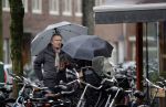 Amsterdam 28 januari 2021
Tom Egbers wandelend in de regen door Amsterdam zuid . Op de beethovenstraat staat hij te kletsen met een kennis