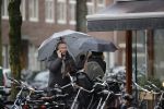 Amsterdam 28 januari 2021
Tom Egbers wandelend in de regen door Amsterdam zuid . Op de beethovenstraat staat hij te kletsen met een kennis