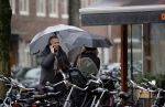Amsterdam 28 januari 2021
Tom Egbers wandelend in de regen door Amsterdam zuid . Op de beethovenstraat staat hij te kletsen met een kennis