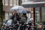 Amsterdam 28 januari 2021
Tom Egbers wandelend in de regen door Amsterdam zuid . Op de beethovenstraat staat hij te kletsen met een kennis