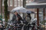 Amsterdam 28 januari 2021
Tom Egbers wandelend in de regen door Amsterdam zuid . Op de beethovenstraat staat hij te kletsen met een kennis