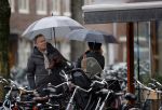 Amsterdam 28 januari 2021
Tom Egbers wandelend in de regen door Amsterdam zuid . Op de beethovenstraat staat hij te kletsen met een kennis