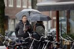 Amsterdam 28 januari 2021
Tom Egbers wandelend in de regen door Amsterdam zuid . Op de beethovenstraat staat hij te kletsen met een kennis