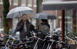 Amsterdam 28 januari 2021
Tom Egbers wandelend in de regen door Amsterdam zuid . Op de beethovenstraat staat hij te kletsen met een kennis