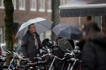 Amsterdam 28 januari 2021
Tom Egbers wandelend in de regen door Amsterdam zuid . Op de beethovenstraat staat hij te kletsen met een kennis