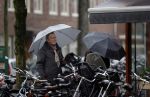 Amsterdam 28 januari 2021
Tom Egbers wandelend in de regen door Amsterdam zuid . Op de beethovenstraat staat hij te kletsen met een kennis