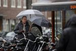 Amsterdam 28 januari 2021
Tom Egbers wandelend in de regen door Amsterdam zuid . Op de beethovenstraat staat hij te kletsen met een kennis