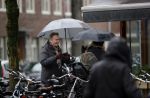 Amsterdam 28 januari 2021
Tom Egbers wandelend in de regen door Amsterdam zuid . Op de beethovenstraat staat hij te kletsen met een kennis