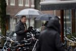 Amsterdam 28 januari 2021
Tom Egbers wandelend in de regen door Amsterdam zuid . Op de beethovenstraat staat hij te kletsen met een kennis