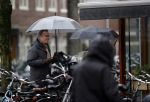 Amsterdam 28 januari 2021
Tom Egbers wandelend in de regen door Amsterdam zuid . Op de beethovenstraat staat hij te kletsen met een kennis