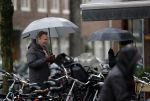 Amsterdam 28 januari 2021
Tom Egbers wandelend in de regen door Amsterdam zuid . Op de beethovenstraat staat hij te kletsen met een kennis