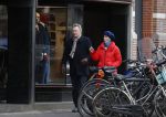 Amsterdam 23 januari 2021
Janke Dekker en Tom Egbers wandelend door Amsterdam zuid.