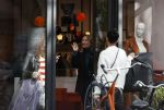 Amsterdam 23 januari 2021
Merel Westrik koopt kleding bij Suitsudio op de cornelis schuytstraat. Merel is 5 maanden zwanger . Ze komt met haar styliste en worden door twee verkopers geholpen.