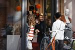 Amsterdam 23 januari 2021
Merel Westrik koopt kleding bij Suitsudio op de cornelis schuytstraat. Merel is 5 maanden zwanger . Ze komt met haar styliste en worden door twee verkopers geholpen.