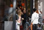 Amsterdam 23 januari 2021
Merel Westrik koopt kleding bij Suitsudio op de cornelis schuytstraat. Merel is 5 maanden zwanger . Ze komt met haar styliste en worden door twee verkopers geholpen.
