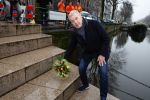Amsterdam 15 januari 2021
Andre v Duin doopt zijn tulp in de westertoren en gaat daarna op een grote boot tulpen uitdelen op de grachten van Amsterdam.