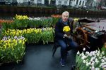 Amsterdam 15 januari 2021
Andre v Duin doopt zijn tulp in de westertoren en gaat daarna op een grote boot tulpen uitdelen op de grachten van Amsterdam.