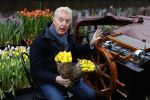 Amsterdam 15 januari 2021
Andre v Duin doopt zijn tulp in de westertoren en gaat daarna op een grote boot tulpen uitdelen op de grachten van Amsterdam.