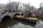 Amsterdam 15 januari 2021
Andre v Duin doopt zijn tulp in de westertoren en gaat daarna op een grote boot tulpen uitdelen op de grachten van Amsterdam.