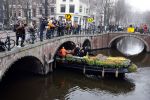Amsterdam 15 januari 2021
Andre v Duin doopt zijn tulp in de westertoren en gaat daarna op een grote boot tulpen uitdelen op de grachten van Amsterdam.