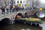 Amsterdam 15 januari 2021
Andre v Duin doopt zijn tulp in de westertoren en gaat daarna op een grote boot tulpen uitdelen op de grachten van Amsterdam.