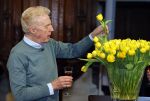 Amsterdam 15 januari 2021
Andre v Duin doopt zijn tulp in de westertoren en gaat daarna op een grote boot tulpen uitdelen op de grachten van Amsterdam.