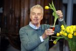 Amsterdam 15 januari 2021
Andre v Duin doopt zijn tulp in de westertoren en gaat daarna op een grote boot tulpen uitdelen op de grachten van Amsterdam.