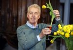 Amsterdam 15 januari 2021
Andre v Duin doopt zijn tulp in de westertoren en gaat daarna op een grote boot tulpen uitdelen op de grachten van Amsterdam.