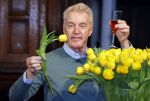 Amsterdam 15 januari 2021
Andre v Duin doopt zijn tulp in de westertoren en gaat daarna op een grote boot tulpen uitdelen op de grachten van Amsterdam.
