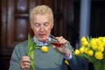 Amsterdam 15 januari 2021
Andre v Duin doopt zijn tulp in de westertoren en gaat daarna op een grote boot tulpen uitdelen op de grachten van Amsterdam.
