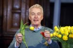 Amsterdam 15 januari 2021
Andre v Duin doopt zijn tulp in de westertoren en gaat daarna op een grote boot tulpen uitdelen op de grachten van Amsterdam.