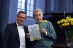 Amsterdam 15 januari 2021
Andre v Duin doopt zijn tulp in de westertoren en gaat daarna op een grote boot tulpen uitdelen op de grachten van Amsterdam.