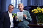 Amsterdam 15 januari 2021
Andre v Duin doopt zijn tulp in de westertoren en gaat daarna op een grote boot tulpen uitdelen op de grachten van Amsterdam.