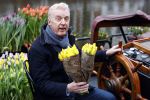 Amsterdam 15 januari 2021
Andre v Duin doopt zijn tulp in de westertoren en gaat daarna op een grote boot tulpen uitdelen op de grachten van Amsterdam.