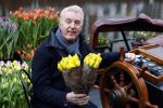 Amsterdam 15 januari 2021
Andre v Duin doopt zijn tulp in de westertoren en gaat daarna op een grote boot tulpen uitdelen op de grachten van Amsterdam.