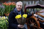 Amsterdam 15 januari 2021
Andre v Duin doopt zijn tulp in de westertoren en gaat daarna op een grote boot tulpen uitdelen op de grachten van Amsterdam.