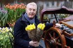 Amsterdam 15 januari 2021
Andre v Duin doopt zijn tulp in de westertoren en gaat daarna op een grote boot tulpen uitdelen op de grachten van Amsterdam.
