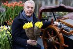 Amsterdam 15 januari 2021
Andre v Duin doopt zijn tulp in de westertoren en gaat daarna op een grote boot tulpen uitdelen op de grachten van Amsterdam.