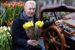 Amsterdam 15 januari 2021
Andre v Duin doopt zijn tulp in de westertoren en gaat daarna op een grote boot tulpen uitdelen op de grachten van Amsterdam.
