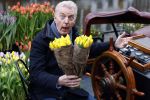 Amsterdam 15 januari 2021
Andre v Duin doopt zijn tulp in de westertoren en gaat daarna op een grote boot tulpen uitdelen op de grachten van Amsterdam.