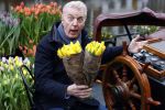 Amsterdam 15 januari 2021
Andre v Duin doopt zijn tulp in de westertoren en gaat daarna op een grote boot tulpen uitdelen op de grachten van Amsterdam.
