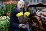 Amsterdam 15 januari 2021
Andre v Duin doopt zijn tulp in de westertoren en gaat daarna op een grote boot tulpen uitdelen op de grachten van Amsterdam.