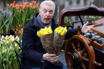 Amsterdam 15 januari 2021
Andre v Duin doopt zijn tulp in de westertoren en gaat daarna op een grote boot tulpen uitdelen op de grachten van Amsterdam.